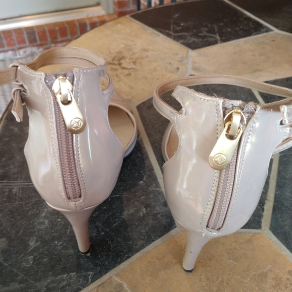 Adrianne Vittadini Pumps - Picture 3 of 6